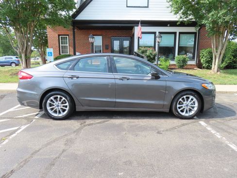 Used 2020 Ford Fusion SE FWD image 9