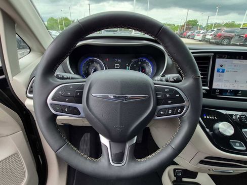 Used 2023 Chrysler Pacifica Touring-L FWD image 25