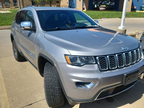 Used 2018 Jeep Grand Cherokee Limited image 3