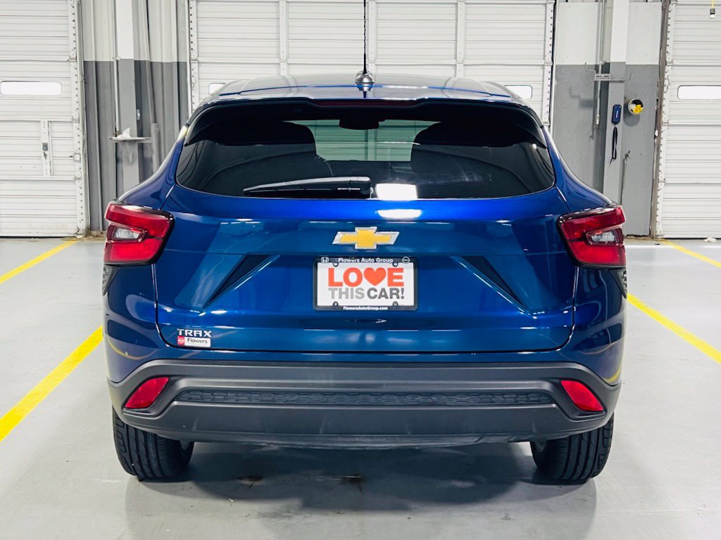 Used 2024 Chevrolet Trax LS w/ LS Convenience Package FWD image 16