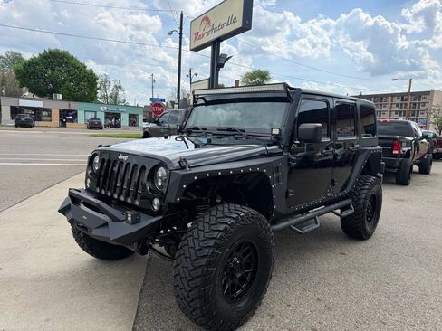 Used 2014 Jeep Wrangler Unlimited Sahara w/ Connectivity Group AWD/4WD image 2