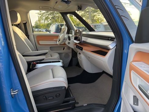 Used 2025 Volkswagen ID. Buzz 1st Edition image 23