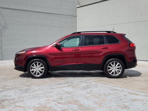 Used 2018 Jeep Cherokee Latitude AWD/4WD image 4