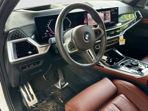 Used 2025 BMW X7 M60i image 9