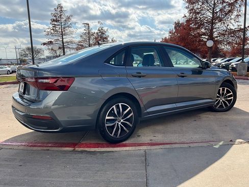 Used 2025 Volkswagen Jetta SE image 6