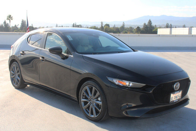Used 2019 MAZDA MAZDA3 Hatchback w/ Preferred Package FWD image 2