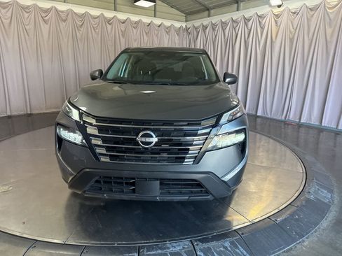 Used 2025 Nissan Rogue SV image 2