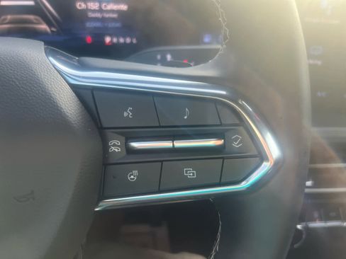 Used 2025 Chevrolet Traverse LT image 18