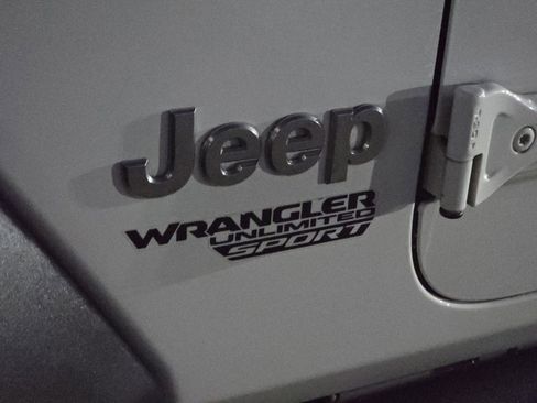 Used 2018 Jeep Wrangler Unlimited Sport image 8