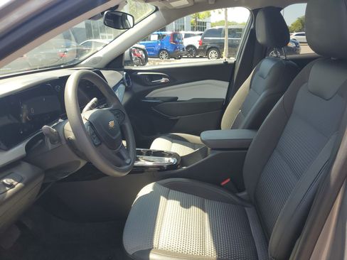 Used 2025 Chevrolet Trax LT FWD image 12