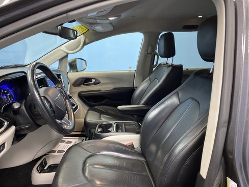Certified 2020 Chrysler Pacifica Touring-L image 9