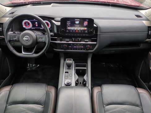 Used 2024 Nissan Pathfinder Platinum image 16