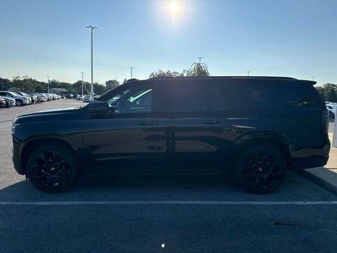 Used 2025 Chevrolet Suburban RST AWD/4WD image 3