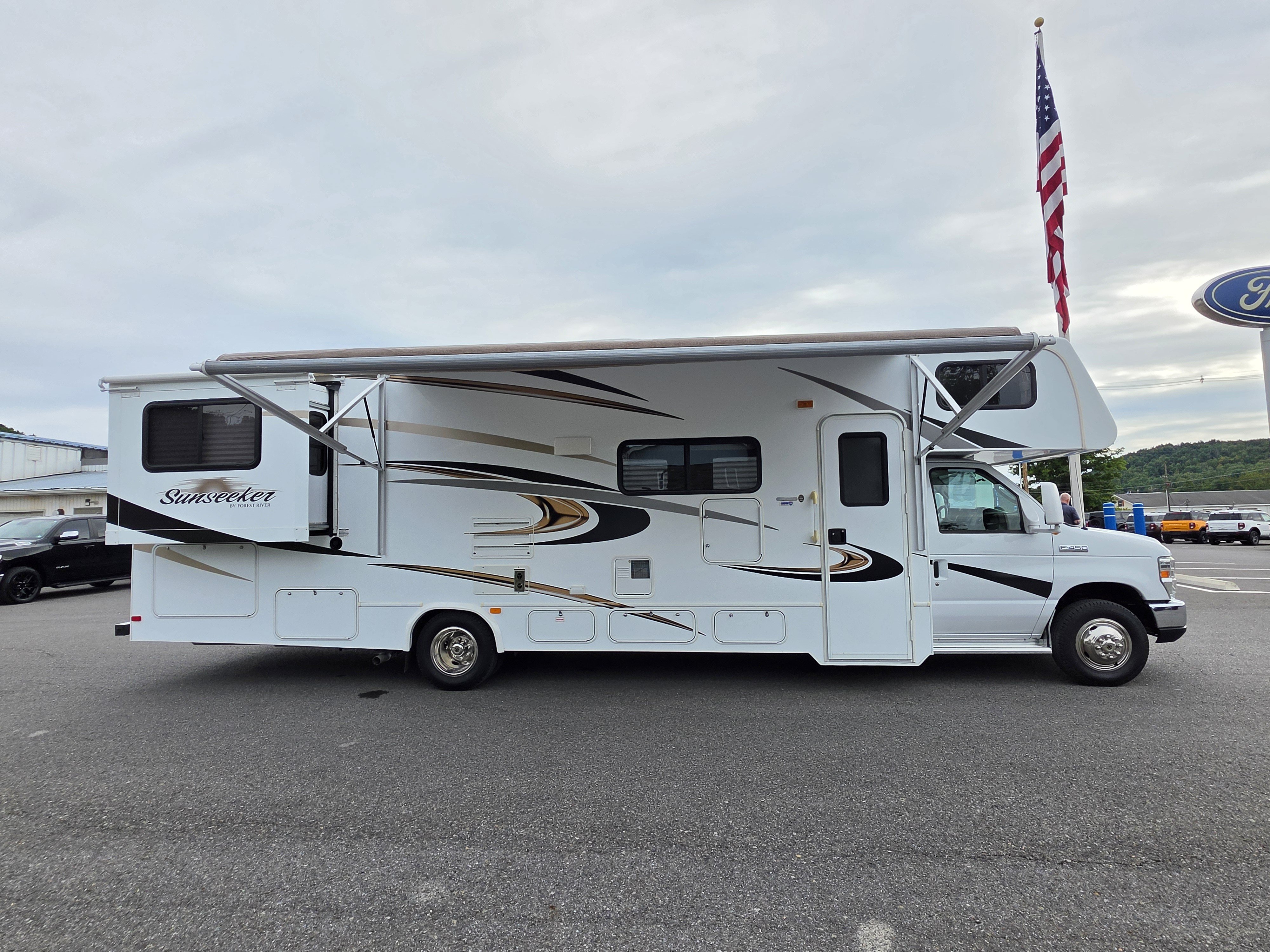 Used 2012 Ford E-450 and Econoline 450 Super Duty w/ Motorhome Prep Pkg RWD image 2