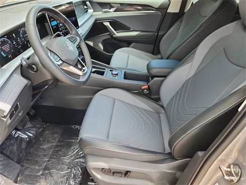 New 2025 Volkswagen Tiguan SE image 13