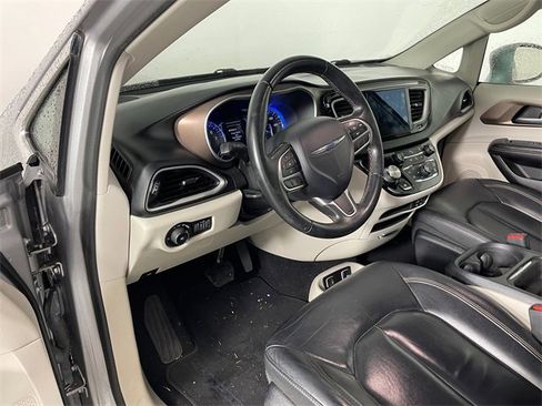 Used 2017 Chrysler Pacifica Touring-L image 3