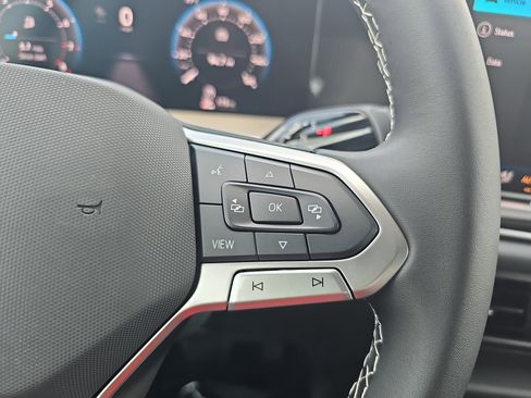 Used 2025 Volkswagen Tiguan SE image 18