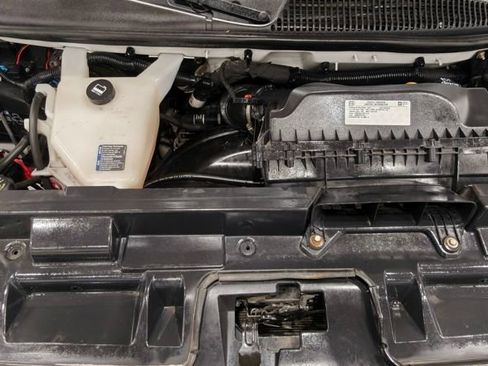 Used 2018 Chevrolet Express 3500 w/ Driver Convenience Package image 33
