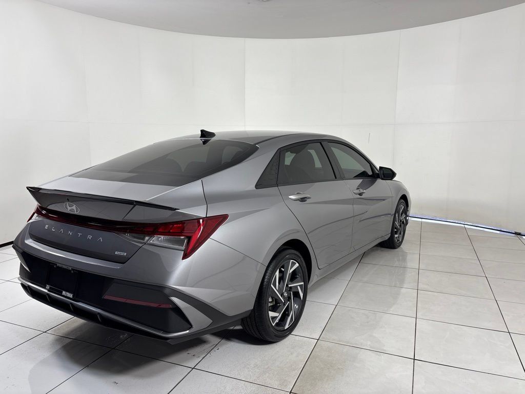 New 2025 Hyundai Elantra SEL FWD image 5