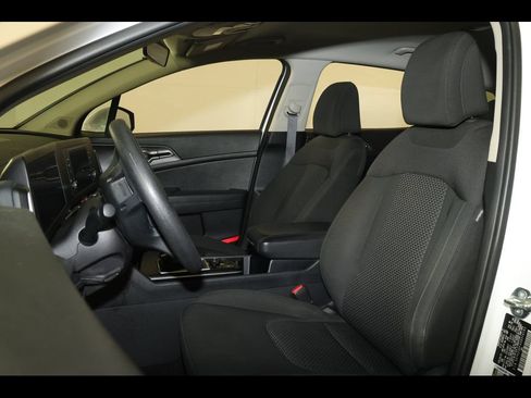 Used 2025 Kia Sportage LX FWD image 10