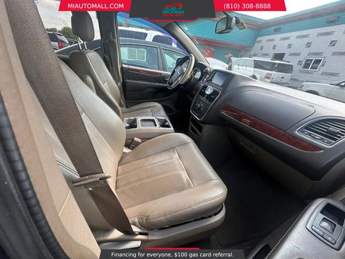Used 2013 Chrysler Town & Country Touring FWD image 11