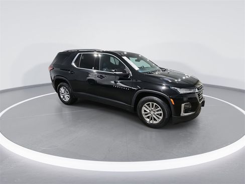 Used 2023 Chevrolet Traverse LT image 2
