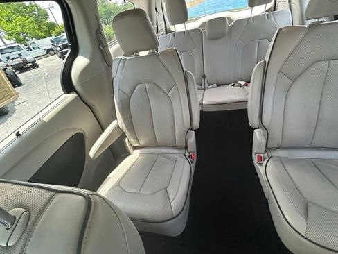 Used 2021 Chrysler Pacifica Limited AWD/4WD image 12