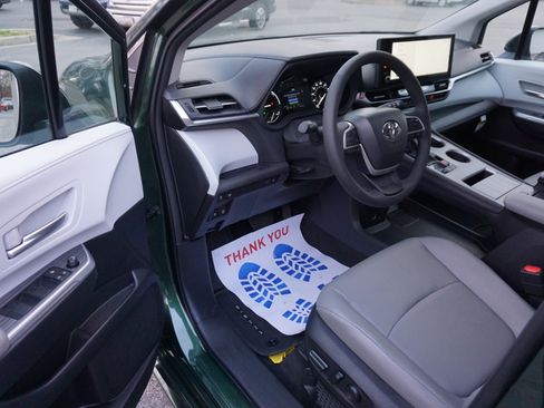 Used 2025 Toyota Sienna XLE image 7