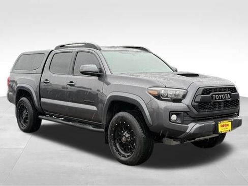Used 2017 Toyota Tacoma TRD Sport w/ Tow Package image 1