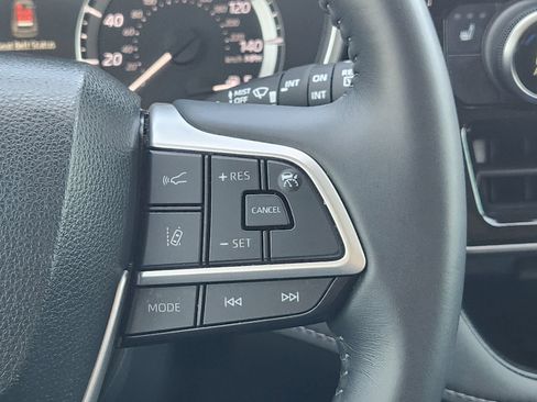 Used 2023 Toyota Highlander XLE FWD image 32