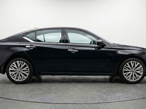 Used 2025 Nissan Altima 2.5 SV FWD image 11