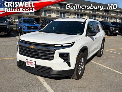 Used 2025 Chevrolet Traverse LT image 1