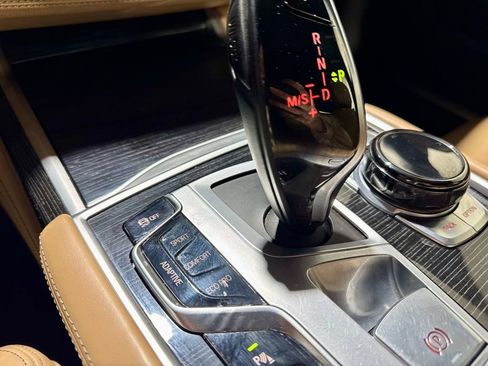 Used 2018 BMW 750i image 22