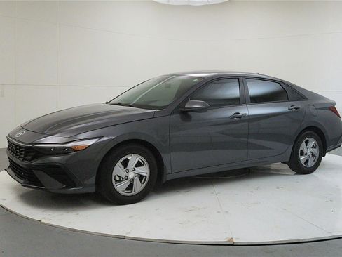 Used 2024 Hyundai Elantra SE image 4