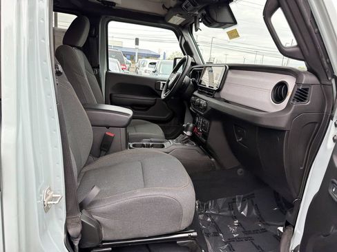 Used 2024 Jeep Wrangler Unlimited AWD/4WD image 17
