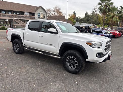 Used 2017 Toyota Tacoma TRD Off-Road image 5
