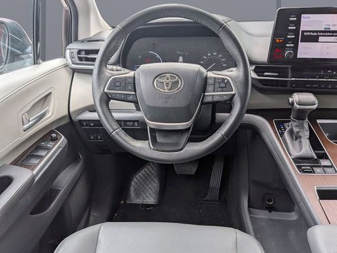Used 2023 Toyota Sienna XLE FWD image 16