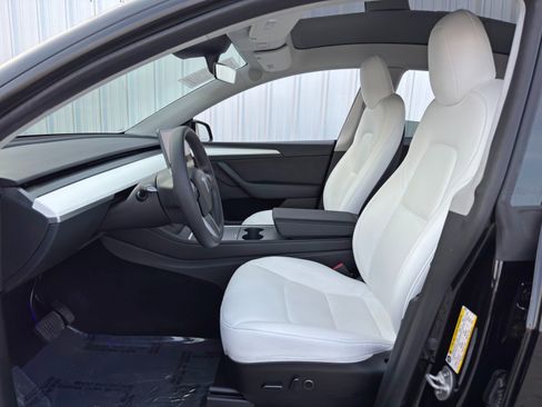 Used 2023 Tesla Model Y Long Range image 17