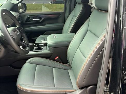 Used 2025 GMC Yukon AT4 AWD/4WD image 5