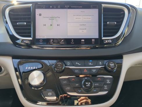 Used 2024 Chrysler Pacifica Touring-L FWD image 24