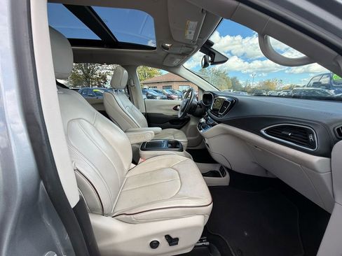 Used 2020 Chrysler Pacifica Limited image 29