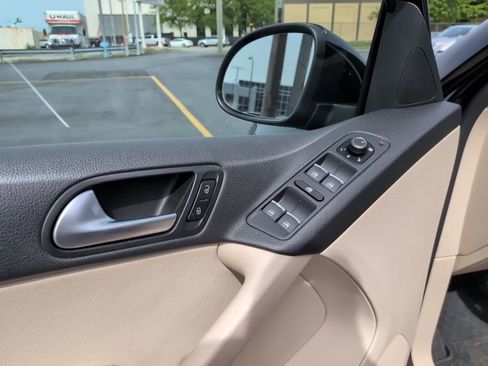 Used 2017 Volkswagen Tiguan SEL FWD image 16
