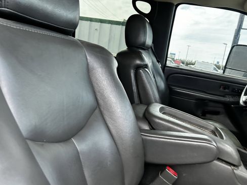 Used 2005 GMC Sierra 2500 SLT w/ Heavy-Duty Power Package image 13