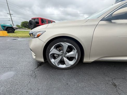 Used 2018 Honda Accord Touring image 9
