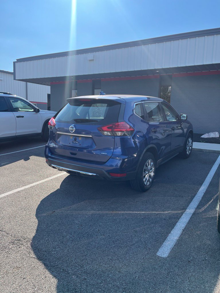 Used 2017 Nissan Rogue S AWD/4WD image 3