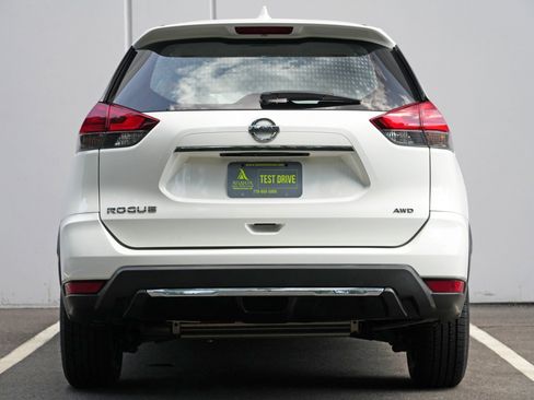 Used 2017 Nissan Rogue S AWD/4WD image 10