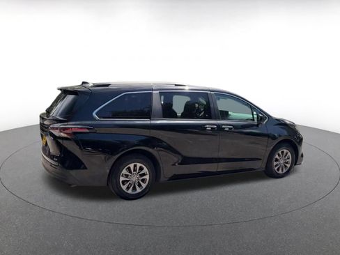 Used 2025 Toyota Sienna XLE FWD image 14