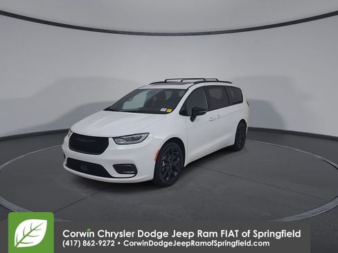 Used 2025 Chrysler Pacifica Limited FWD image 6