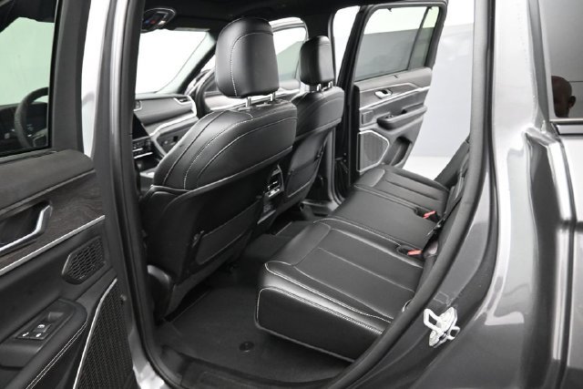 Used 2025 Jeep Grand Cherokee Limited w/ Luxury Tech Group II AWD/4WD image 19