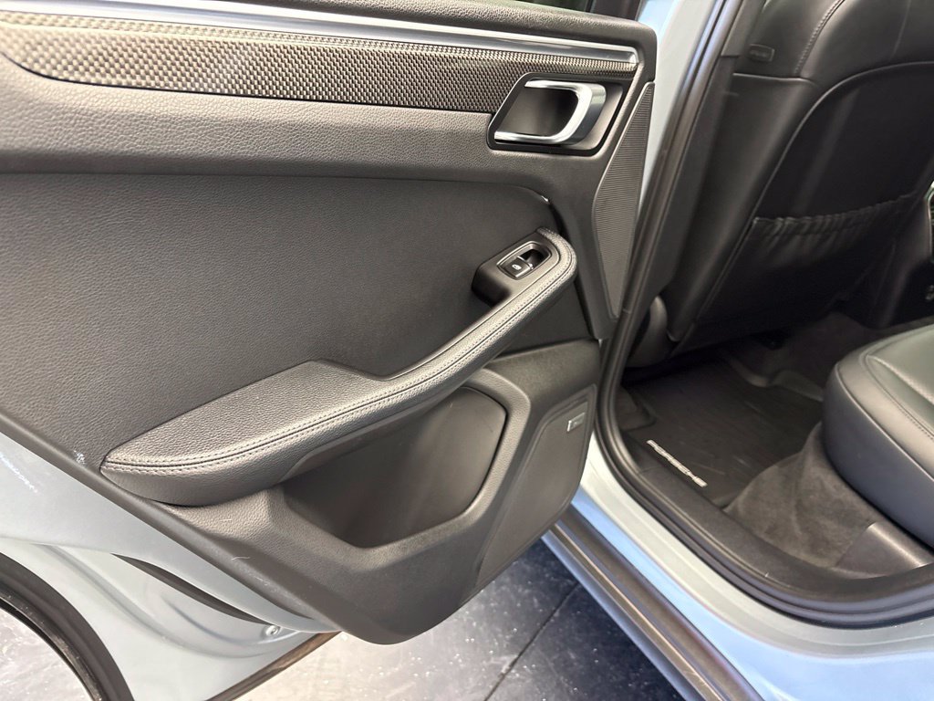 Certified 2023 Porsche Macan AWD/4WD image 18